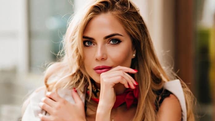 Biotine, collagène, kératine : les actifs stars pour stimuler la pousse des cheveux