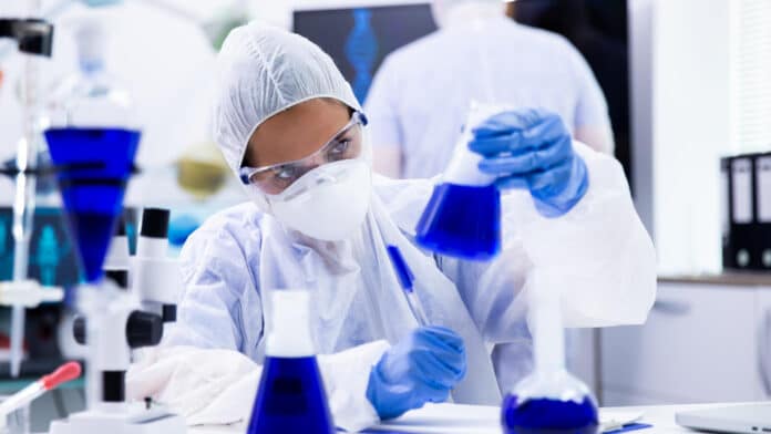 Projections chimiques au travail : pourquoi la douche de sécurité est votre meilleure alliée